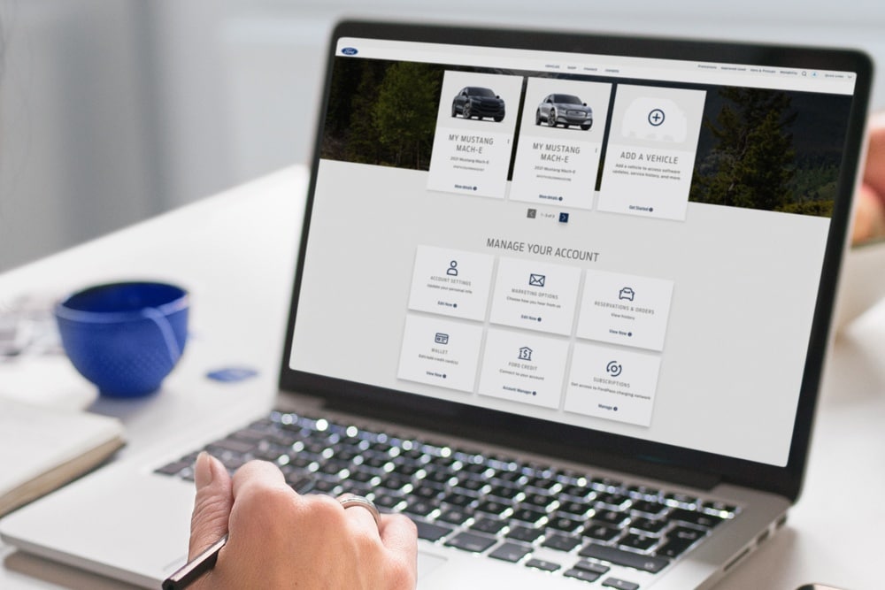 Persoană care se uită la software-ul Ford pe un laptop