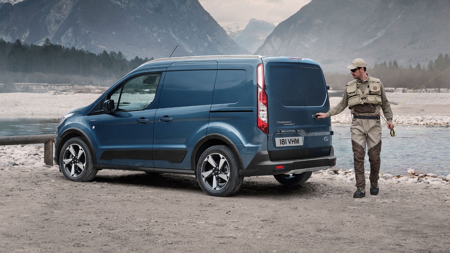 Ford Transit Connect Active parcat langa un rau, vedere usi spate