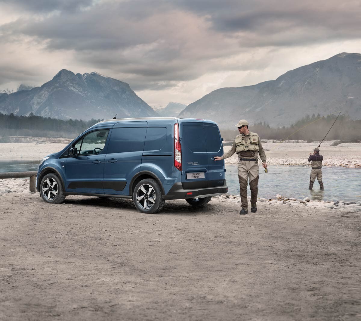 Ford Transit Connect Active parcat langa un rau, vedere usi spate