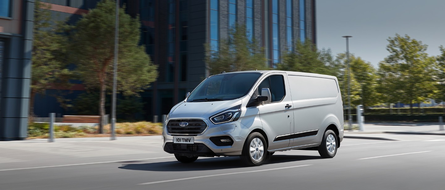 Ford Transit Custom de dimensiuni medii disponibila in