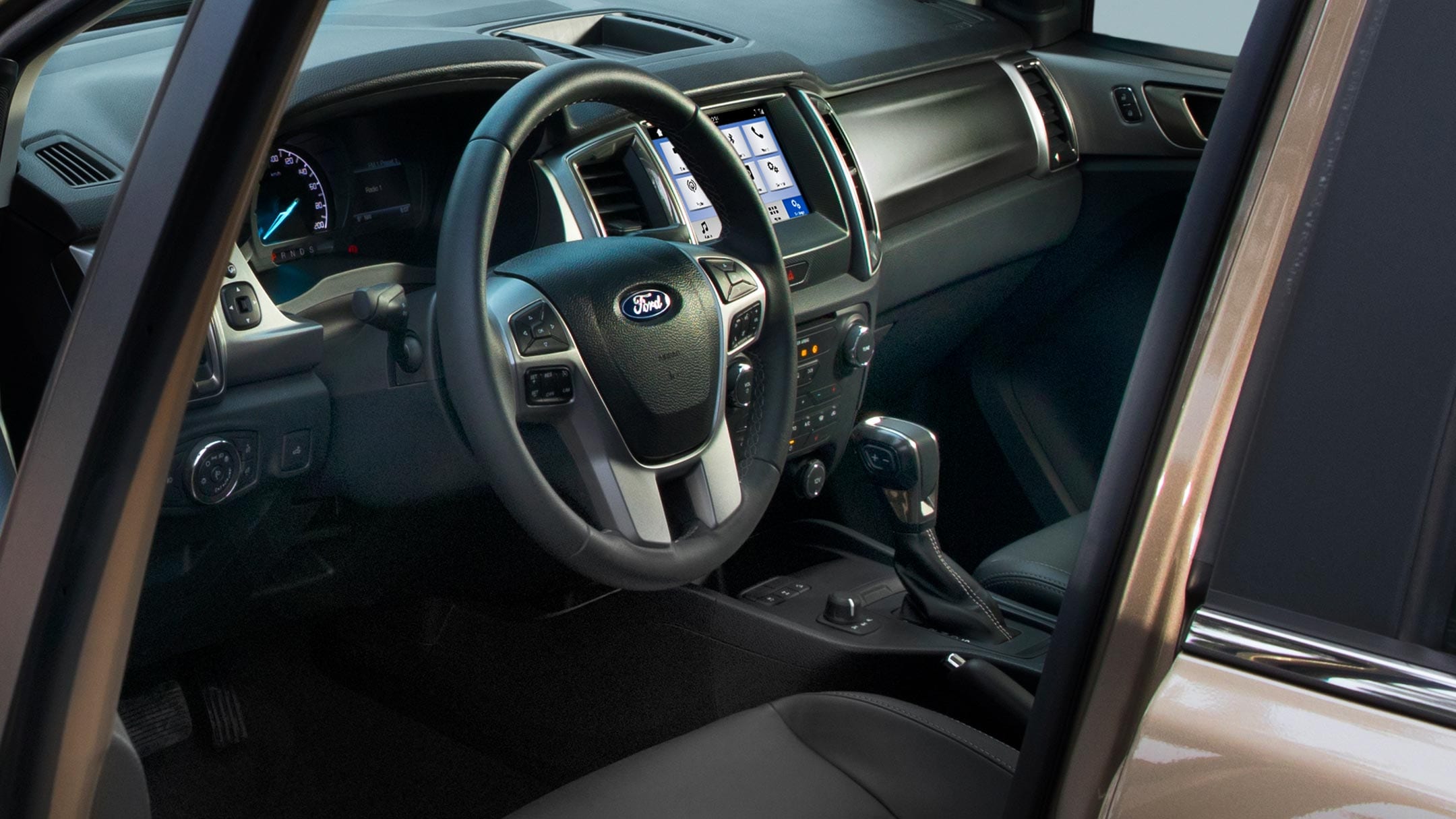 Interiorul Ford Ranger Wildtrak, vedere laterală, ușa șoferului