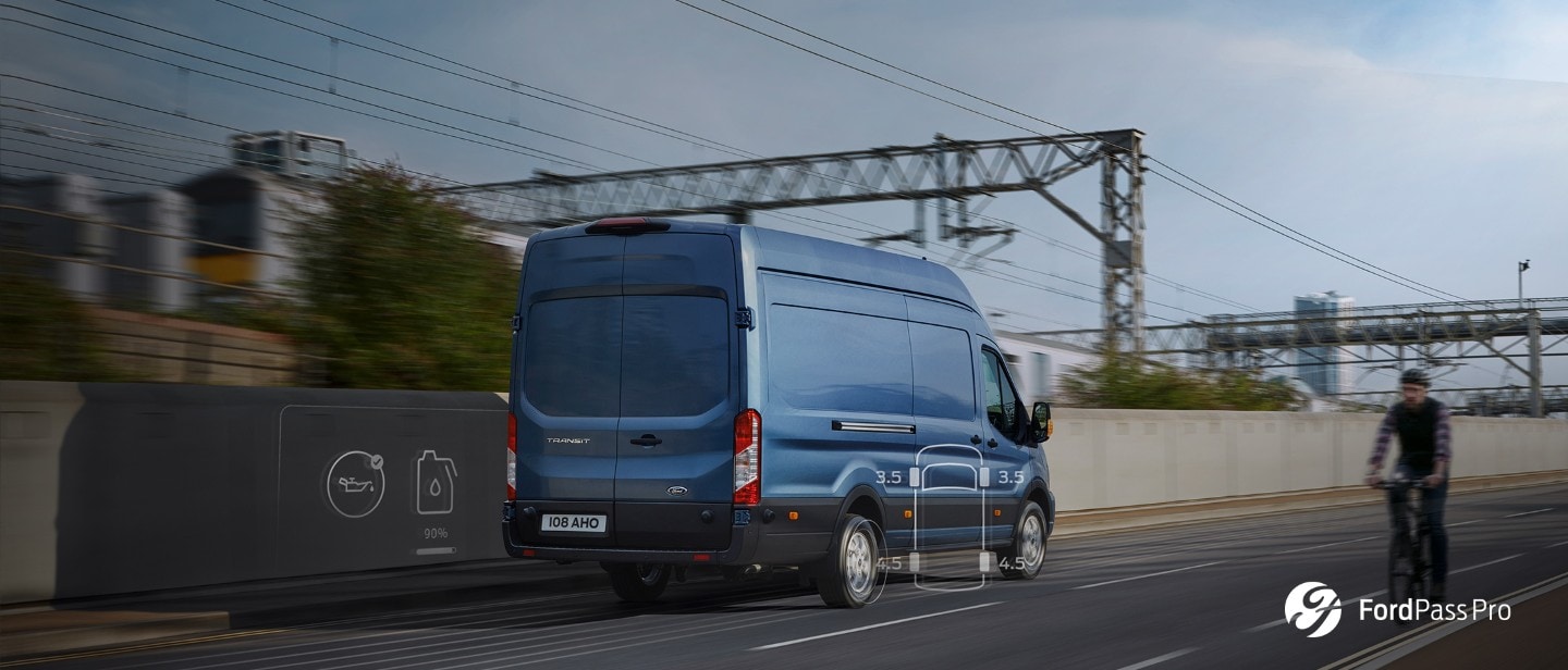 Noul Transit Van albastru pe autostrada