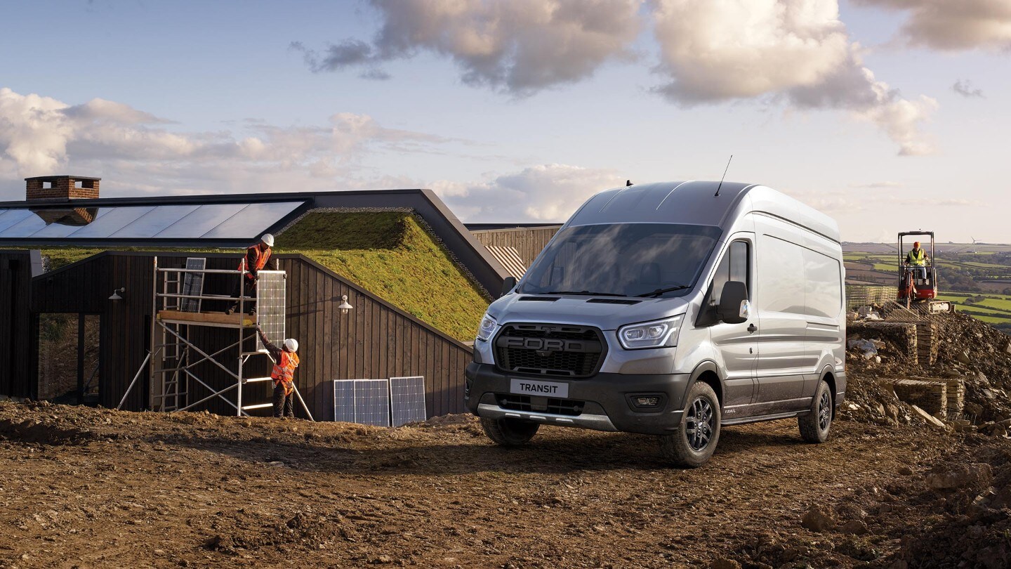 Ford Transit Trail parcat pe un santier