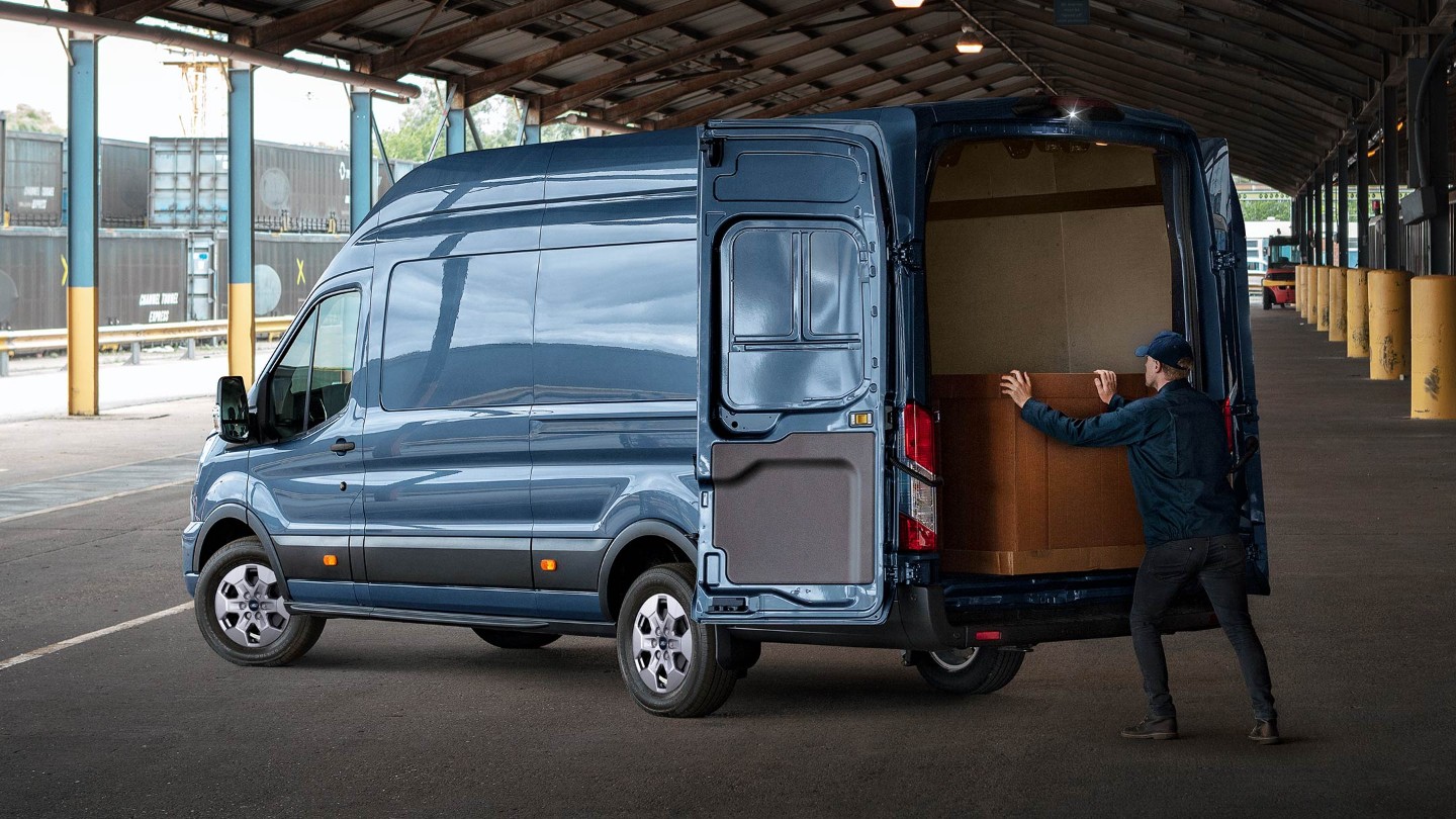 ford transit eu 03_V363_23Spec_Update_REAR_3QTR_RT2_V5_1_transit 16x9 2160x1215 FC