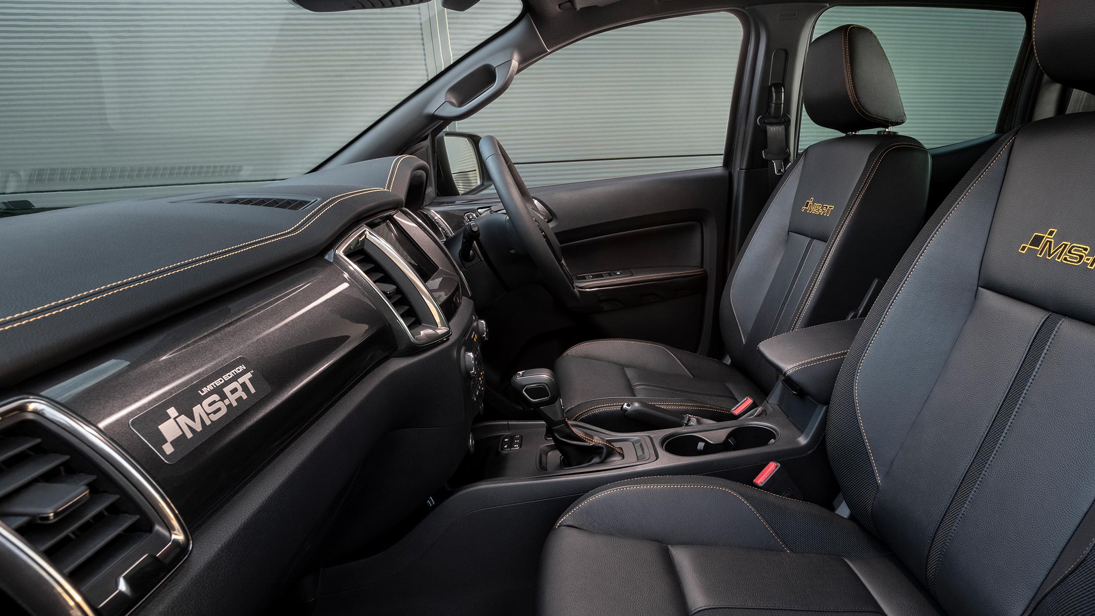 Ford Ranger MS-RT vedere din interior cu scaune si bord