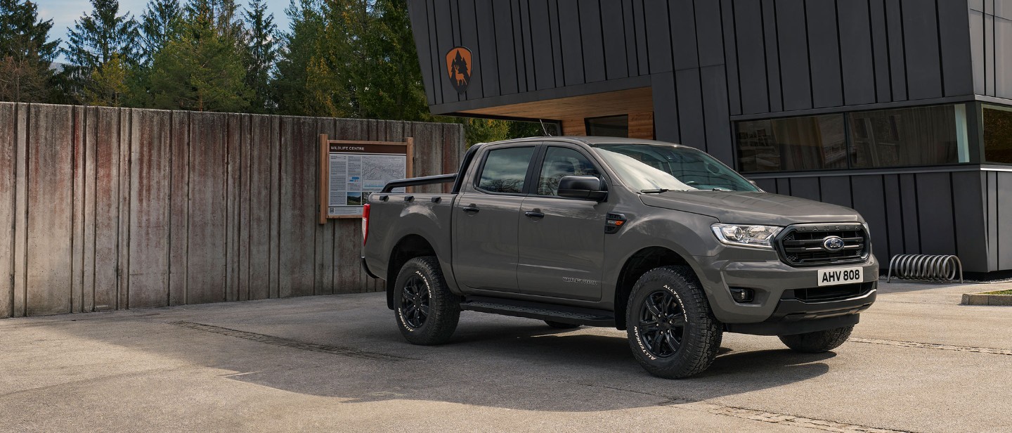 Ford Ranger Wildtrak argintiu, deplasându-se pe un drum de țară