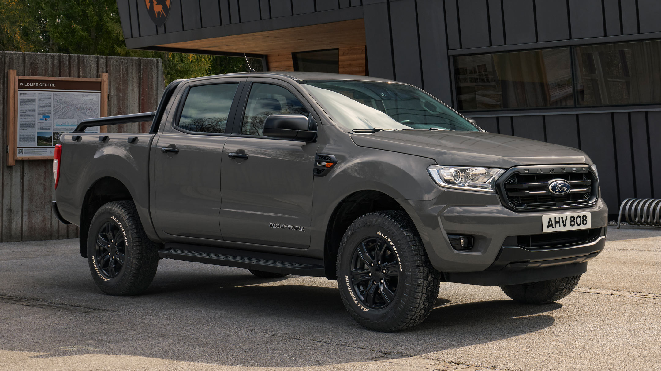 Ford Ranger Wolftrak Double Cab parcat in fata unei cabane