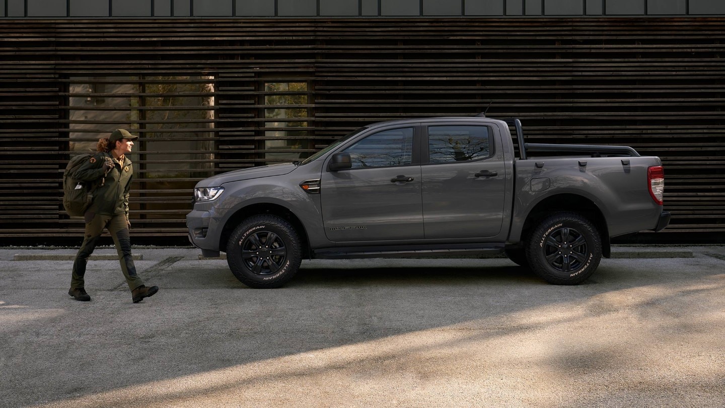 Ford Ranger Wolftrak Double Cab parcat in fata unei cladiri