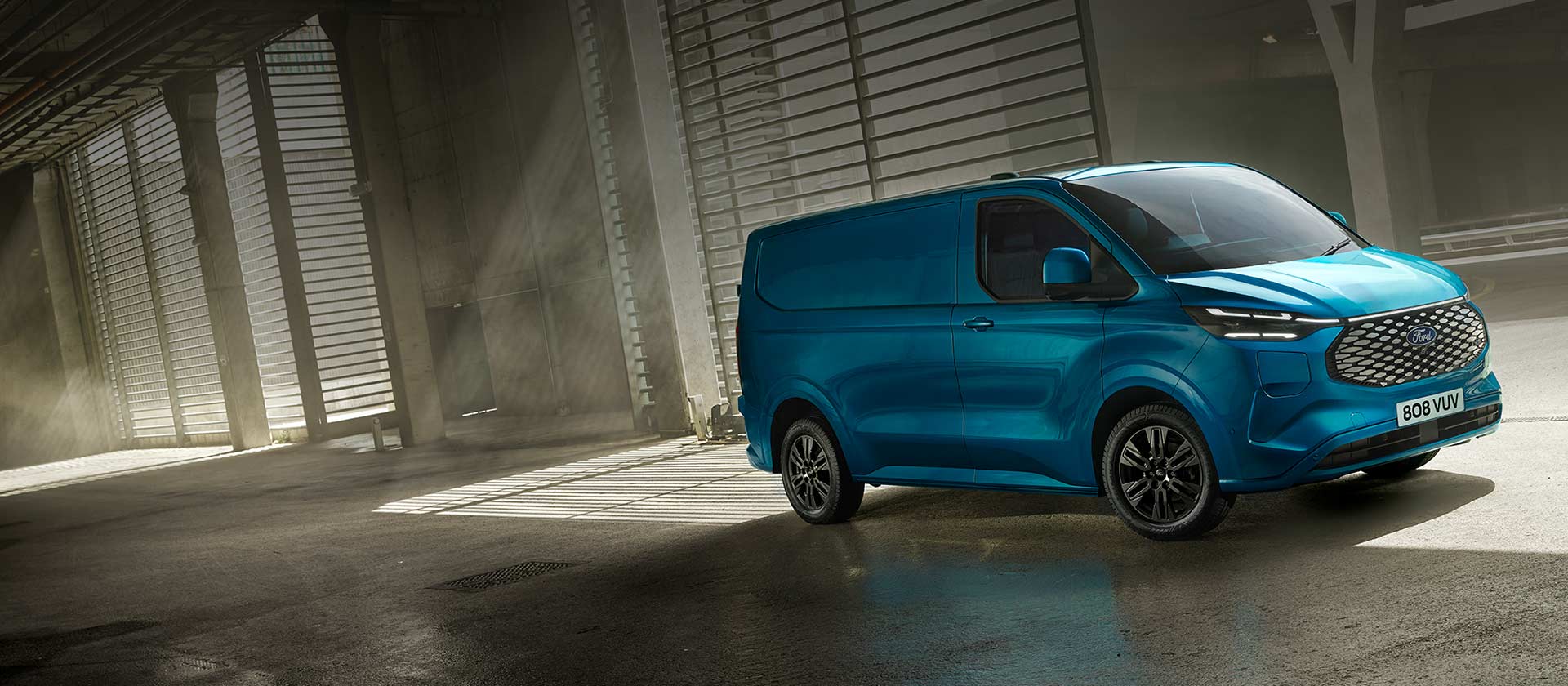 Furgon electric Ford E-Transit Custom albastru.