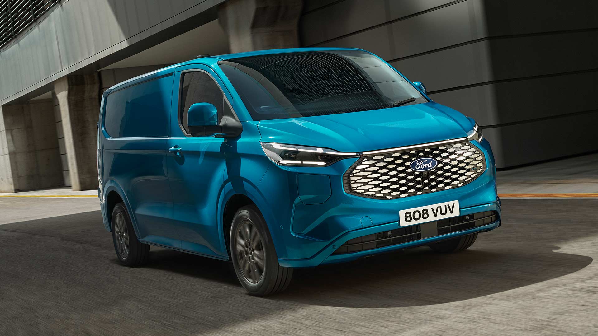 Furgon electric Ford E-Transit Custom culoare albastru deplasându-se.