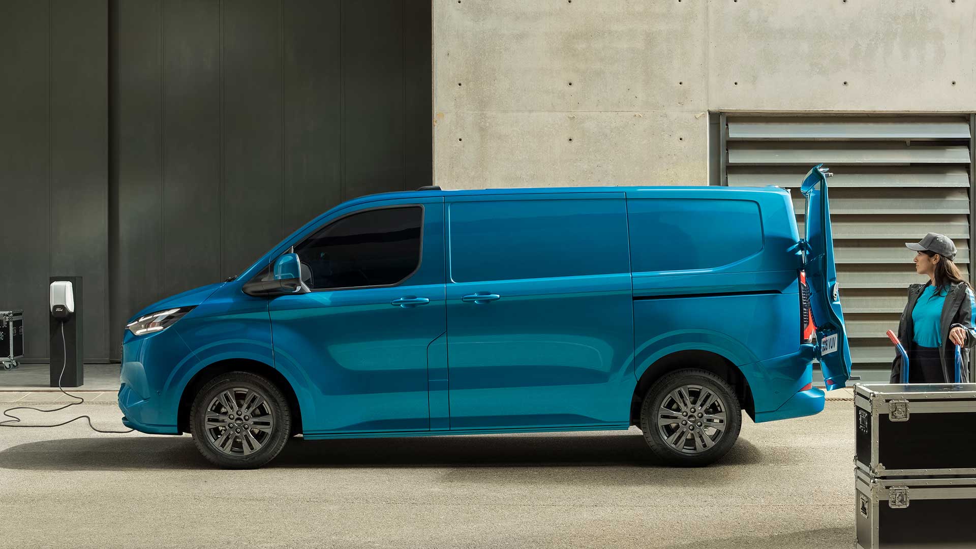 Furgon electric Ford E-Transit Custom culoare albastru care se încarcă.