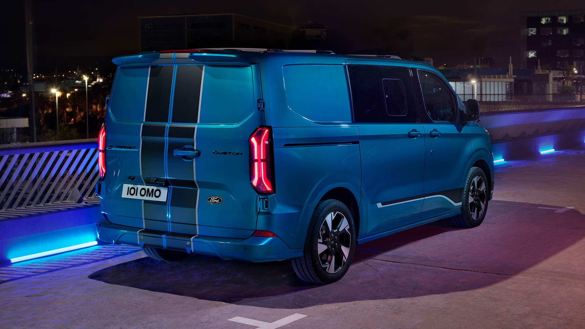 Vedere din spate a furgonului electric Ford E-Transit Custom Dublă Cabină in Van Sport culoare albastru.