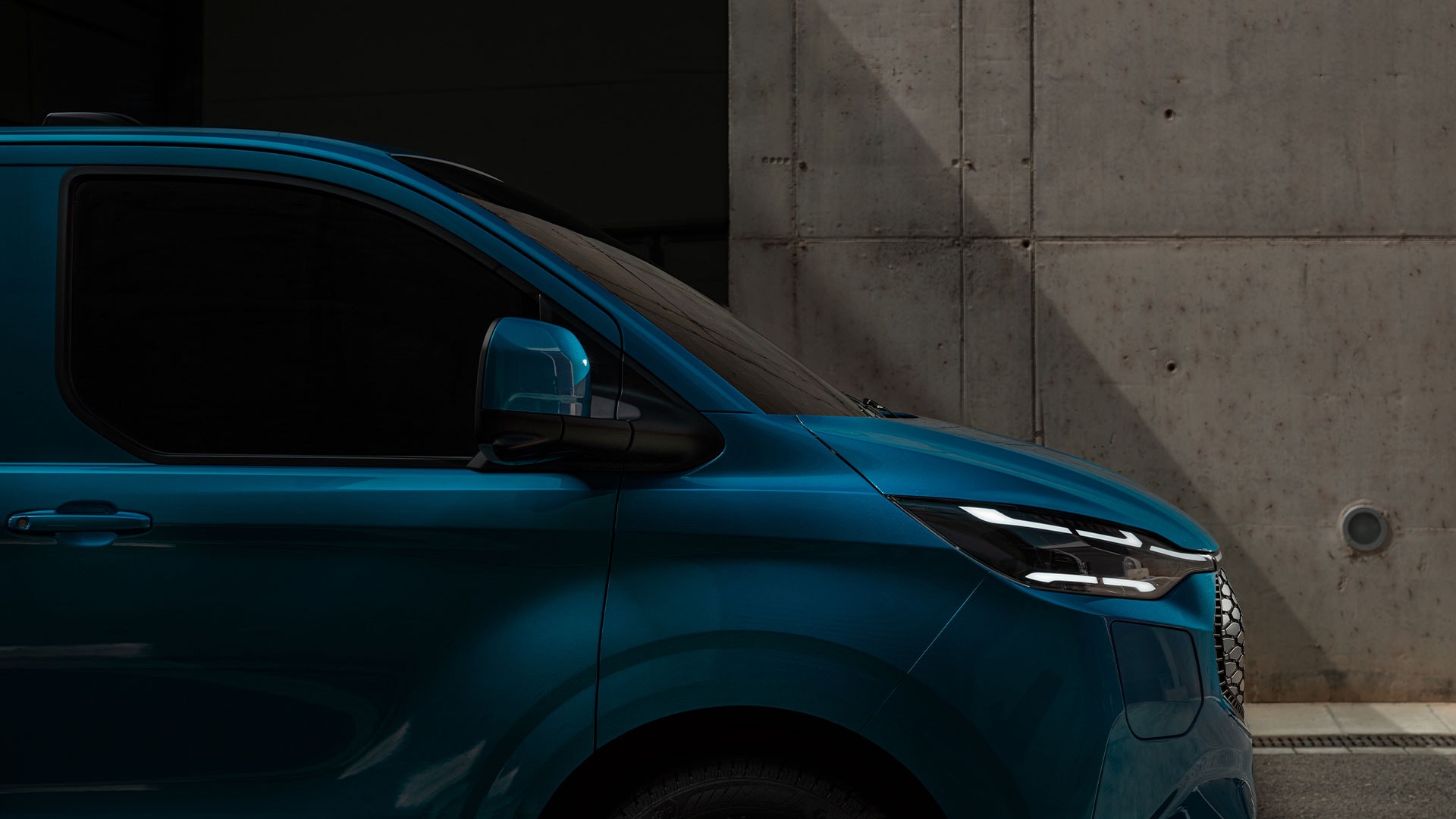 Prim-plan al farului LED al Ford E-Transit Custom albastru.