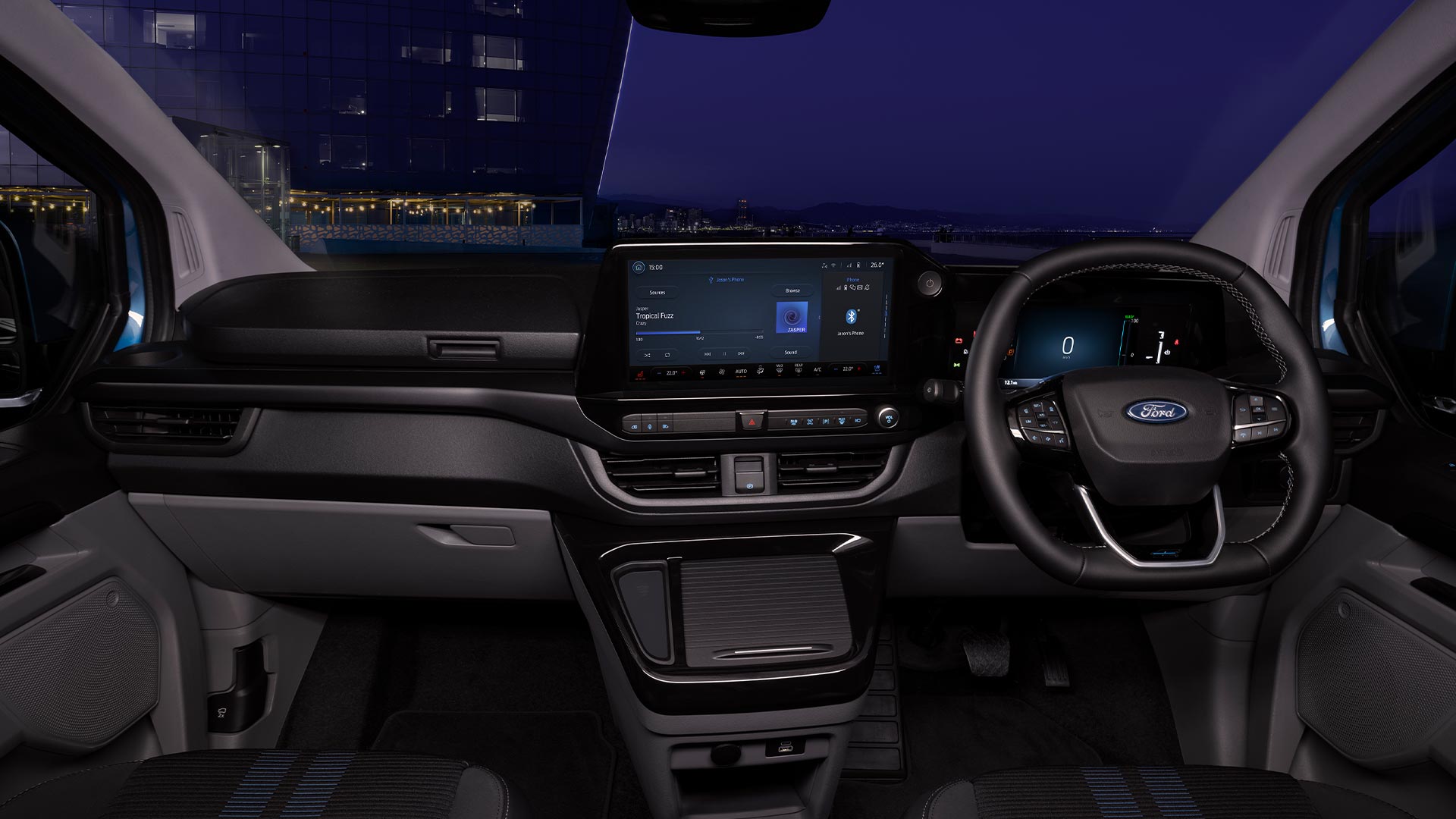 Interiorul furgonului electric Ford E-Transit Custom pe timp de noapte.