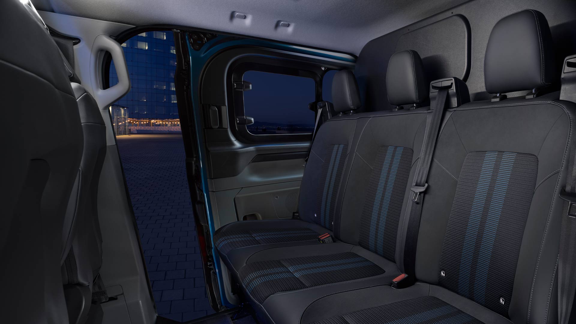 Locurile de pe rândul al doilea în Ford E-Transit Custom Dublă Cabină in Van.