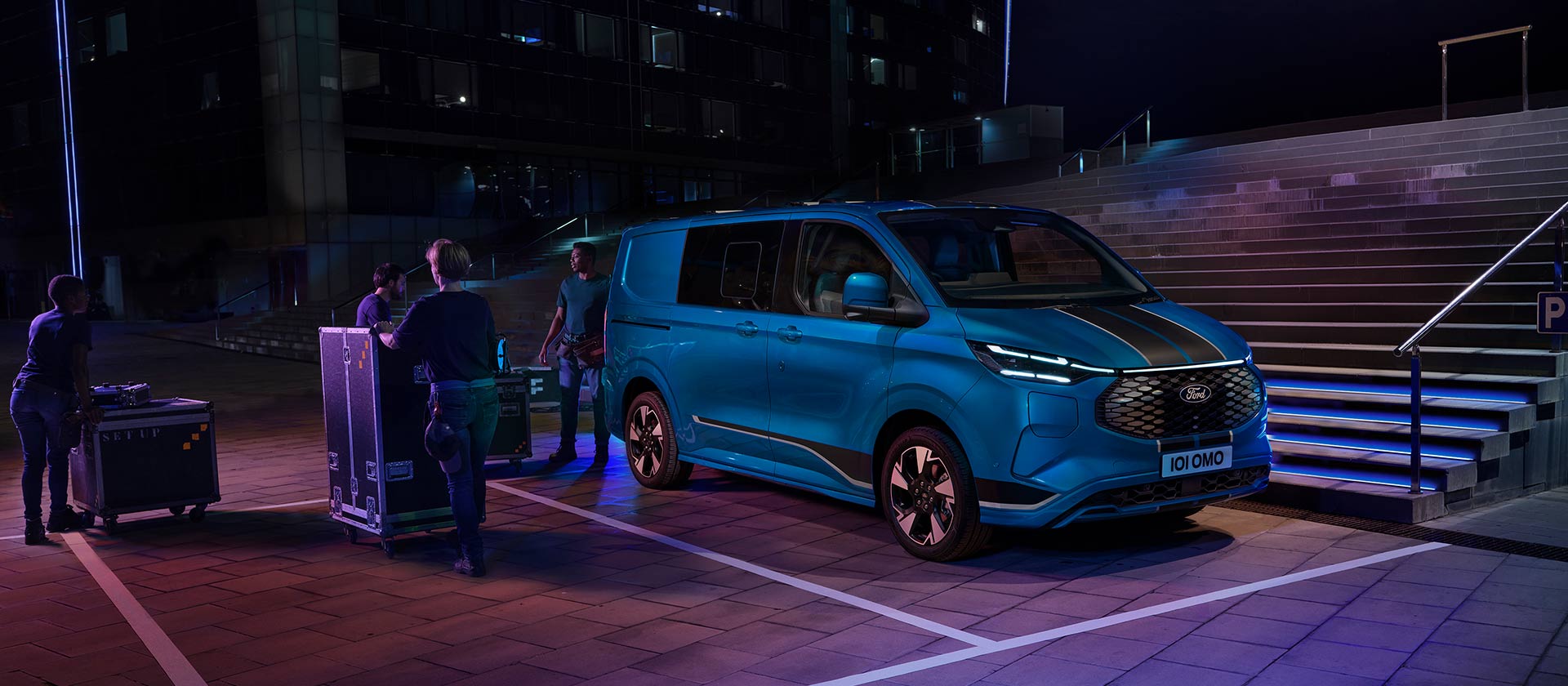 Furgon electric Ford E-Transit Custom albastru încărcat pe timp de noapte. 