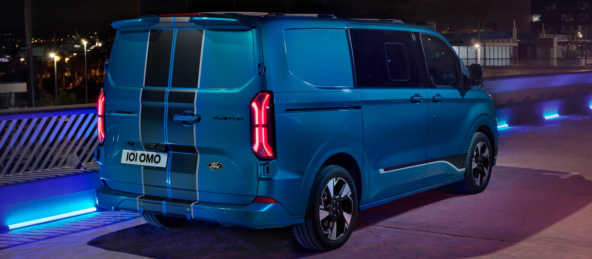 Vedere din spate a vehiculului electric Ford E-Transit Custom  Dublă Cabină in Van Sport albastru.