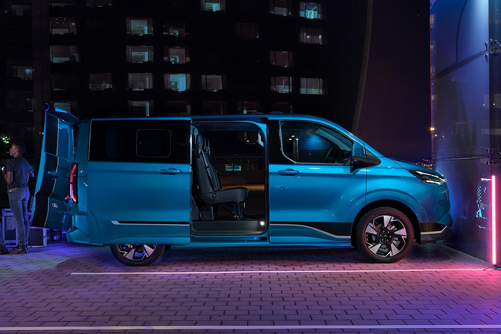 Ford E-Transit Custom electric Dublă Cabină in Van, albastru, cu uși deschise.