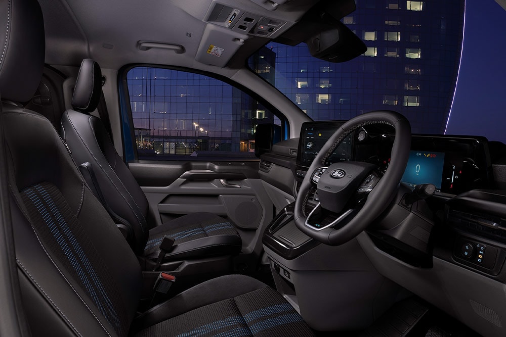 Interior furgon electric Ford E-Transit Custom, scaunele șoferului și pasagerului.