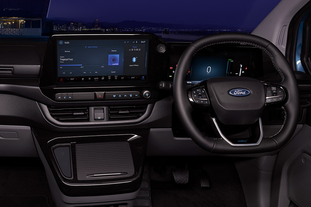 Interiorul unui furgon electric Ford E-Transit Custom cu scaune pentru șofer și pasager.