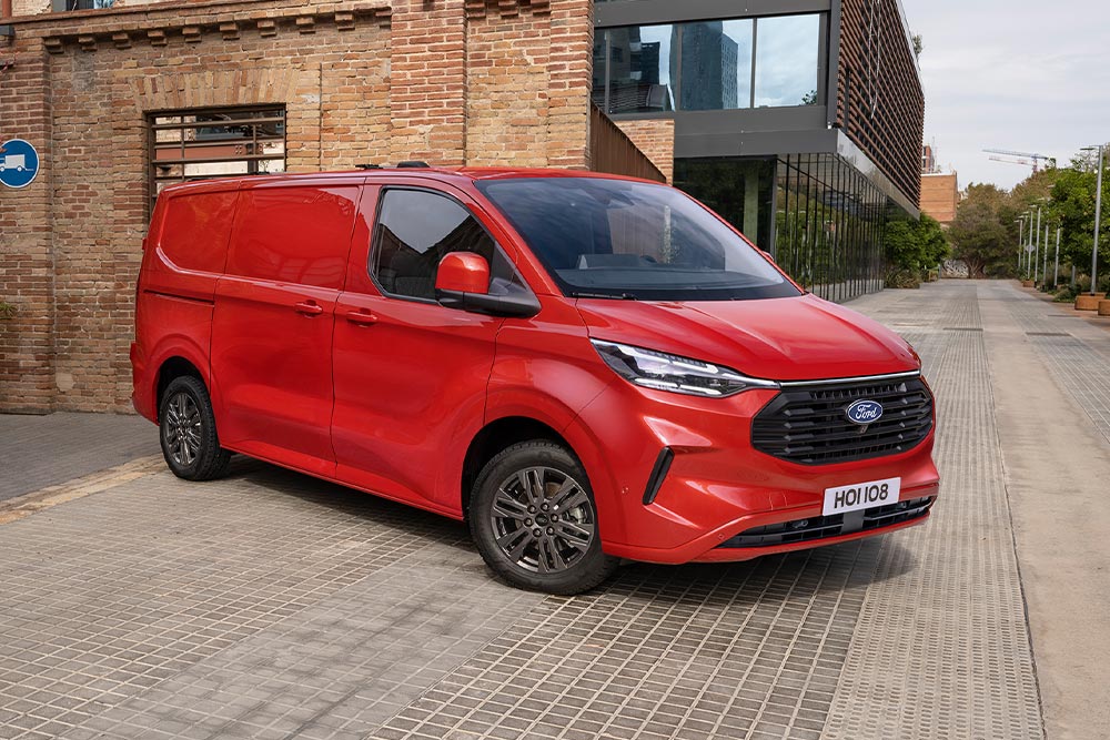 Furgon Ford Transit Custom roșie parcat pe stradă.