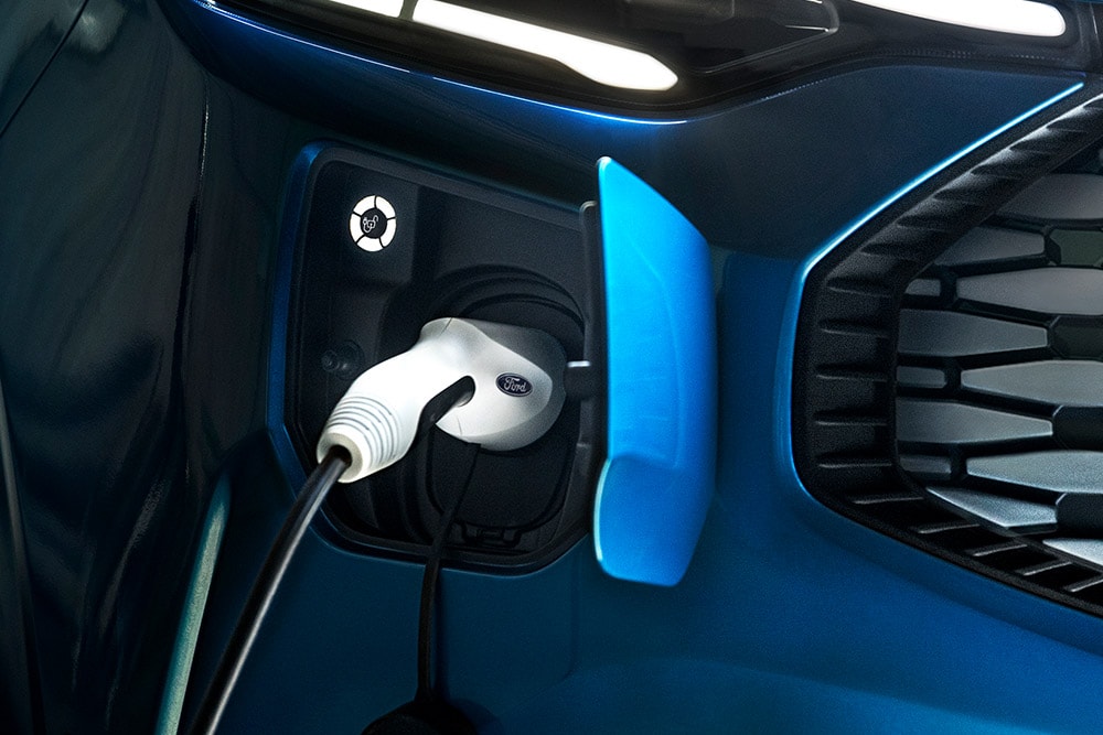 Port de încărcare al furgonului electric Ford E-Transit Custom albastru.