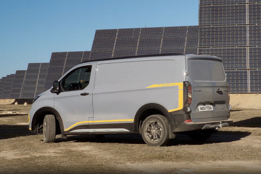 Furgon Ford Transit Custom gri cu accente galbene.