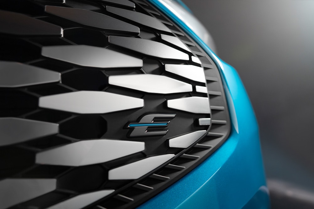 Prim-plan al grilei Ford E-Transit Custom.