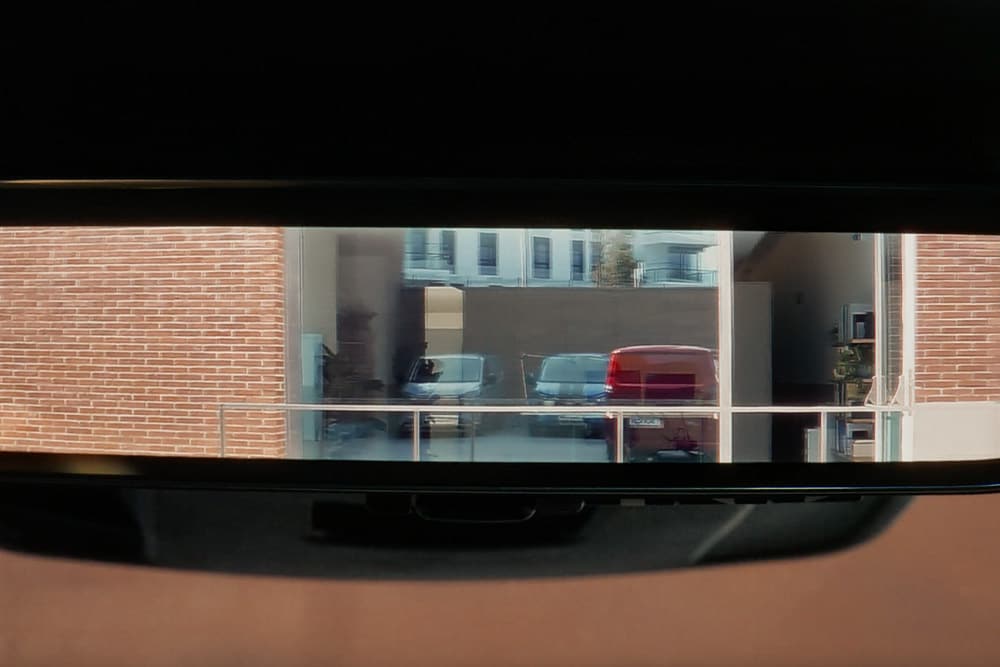 Oglindă retrovizoare în interiorul unui furgon electric Ford E-Transit Custom.