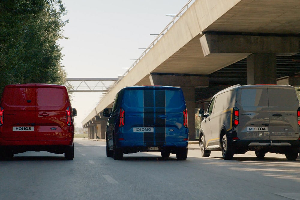Furgon Ford Transit Custom care circulă pe o autostradă.