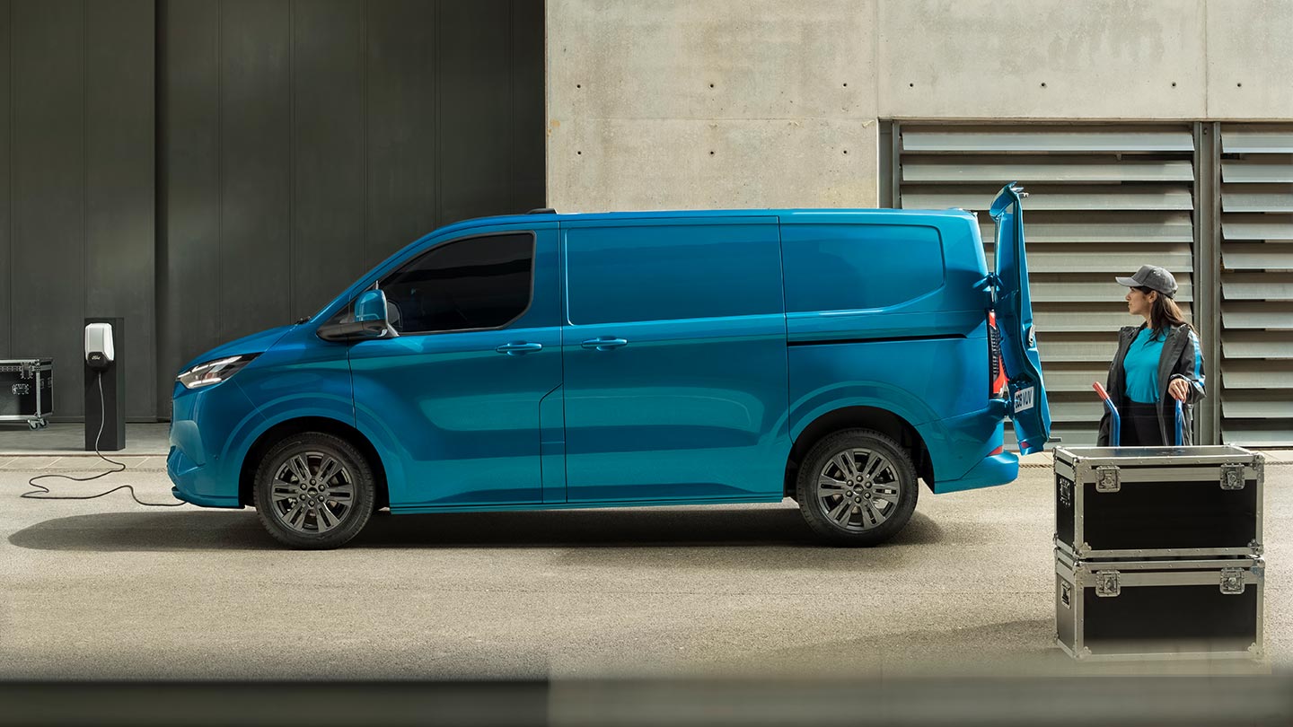 Furgon electric Ford E-Transit Custom albastru care se încarcă.