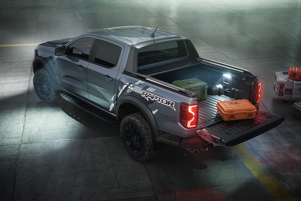 Vedere din spate a unui Ford Ranger Raptor, prezentând iluminatul exterior, pe zone, al vehiculului.