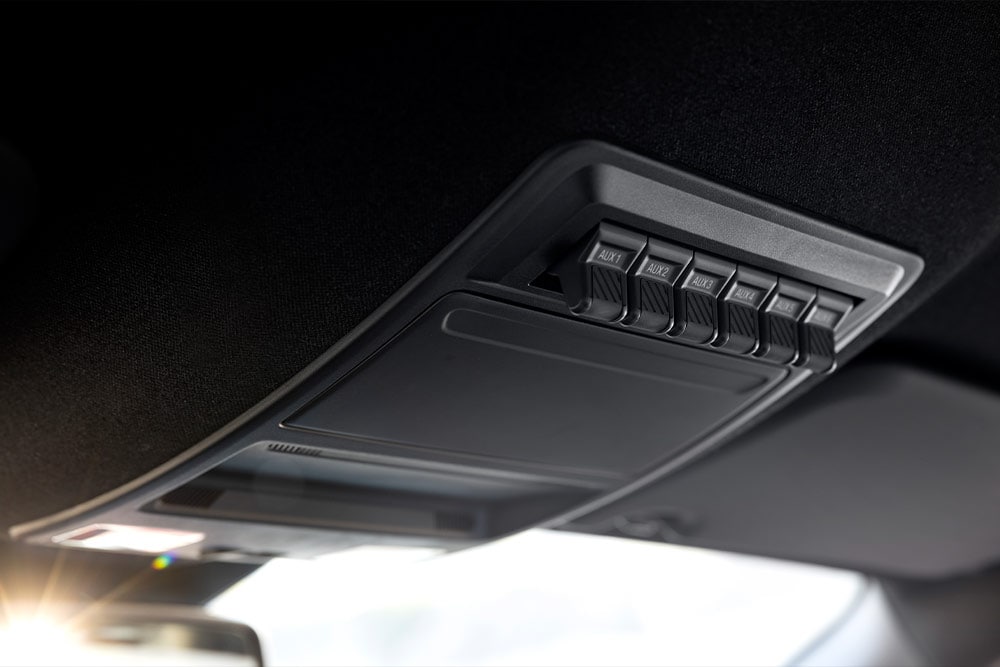 Prim-planul comutatoarelor din plafon ale unui Ford Ranger Raptor.