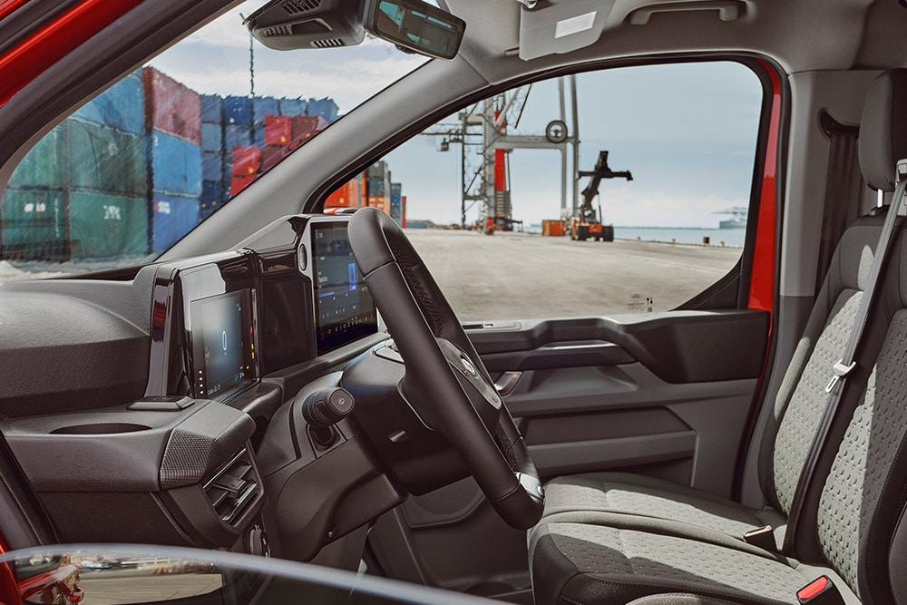 Interiorul unui furgon Ford Transit Custom roșu.