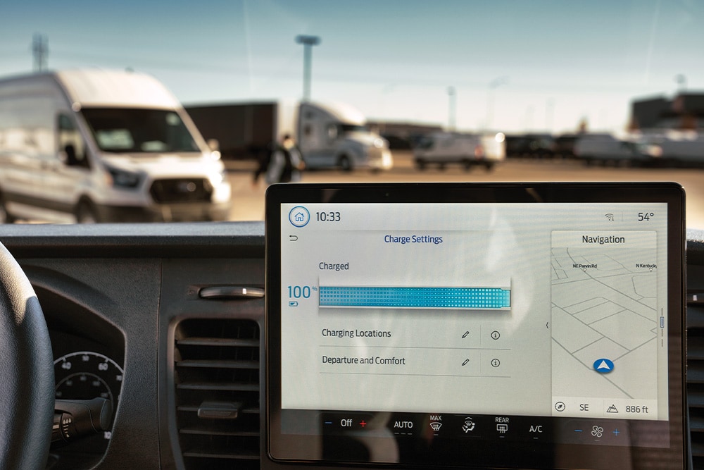 Tabloul de bord al unui Ford Transit Custom afișând informații despre încărcare.