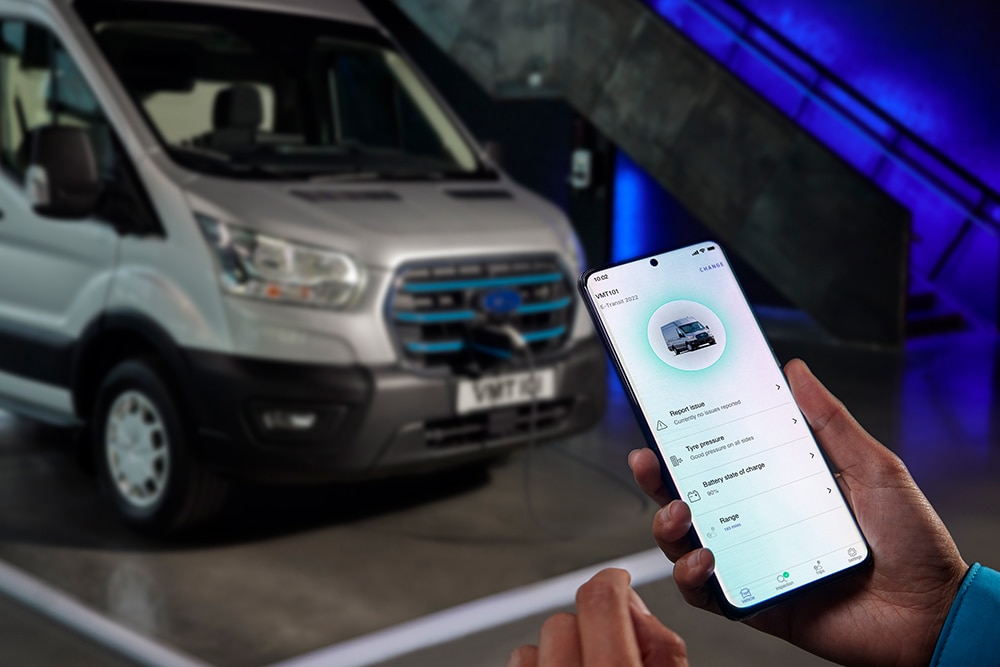 Persoană care ține o tabletă ce afișează datele Ford Pro ale vehiculului.