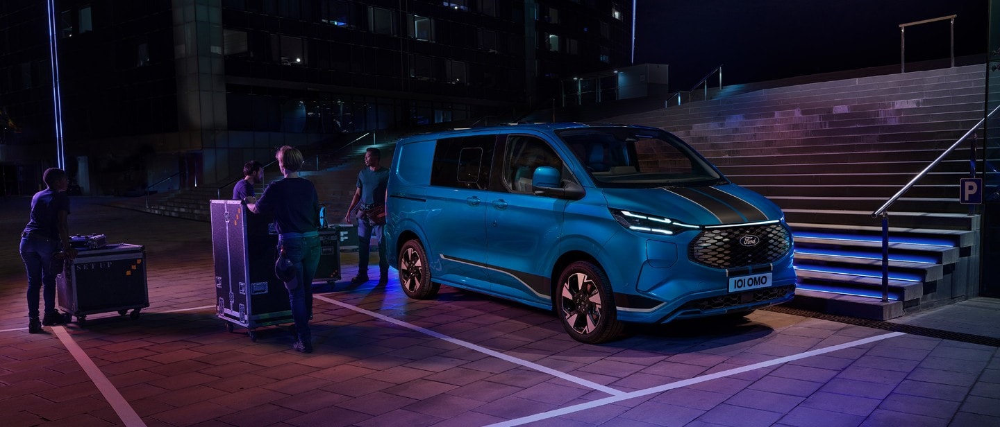 Ford Transit Custom Sport in blue in front of staircase