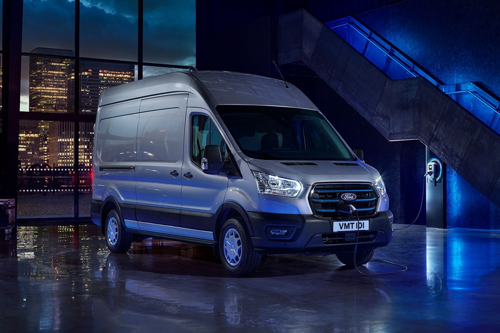 Furgoneta Ford E-Transit parcată lângă un punct de încărcare a depozitului.