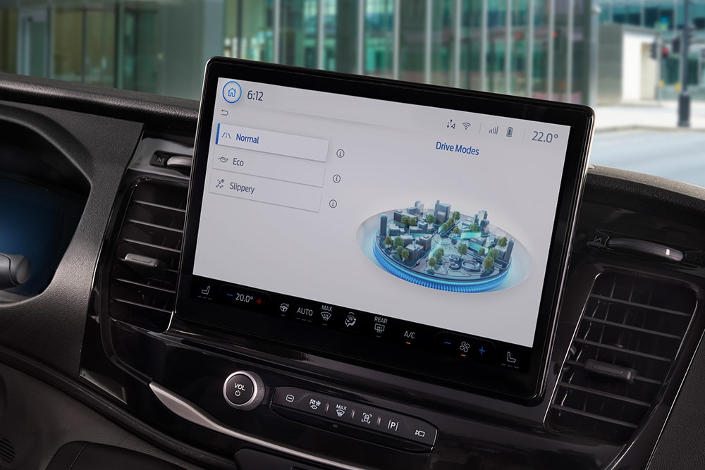 Tabloul de bord al unui  Ford E-Transit Furgon cu un ecran tactil care afișează modurile de condus.