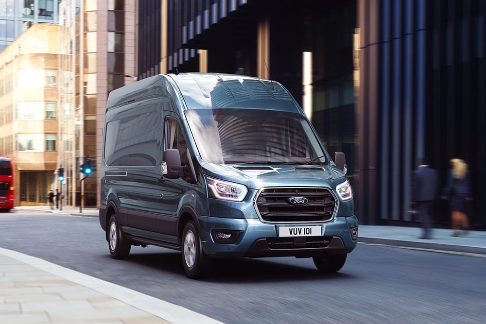 Furgonetă Ford Transit care circulă în oraș.