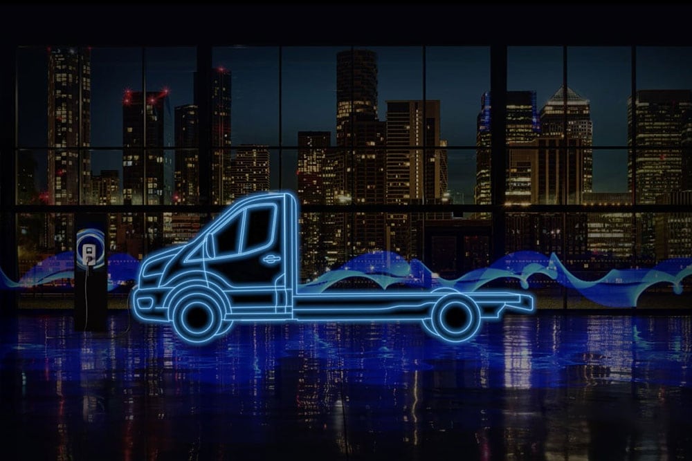 Conturul albastru neon al unui Ford Sasiu Cabină Simplă E-Transit și al unei stații de încărcare pe un fundal cu o priveliște a unui oraș.