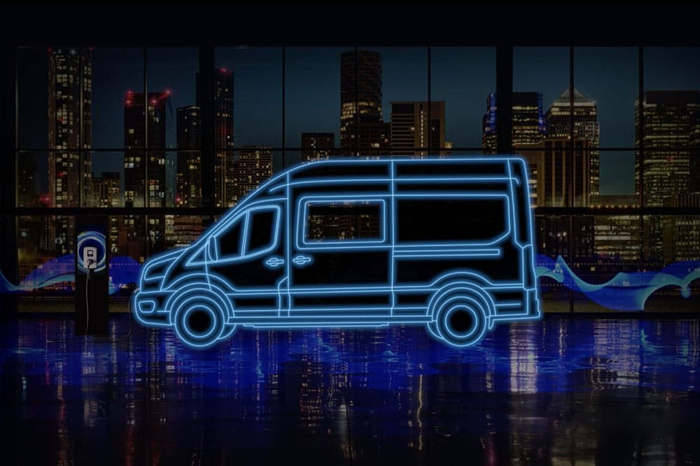 Conturul albastru neon al unei Duble Cabine in Van  E-Transit   și al unei stații de încărcare pe un fundal cu o priveliște a unui oraș.