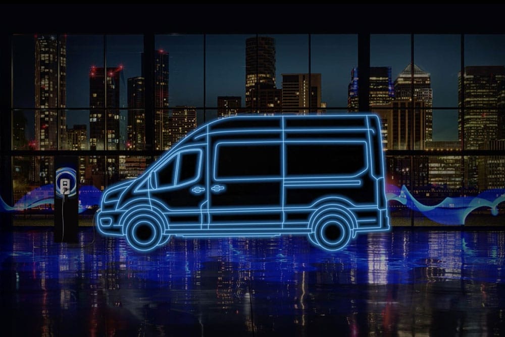 Conturul albastru neon al unui Ford E-Transit  Furgon și al unei stații de încărcare pe un fundal cu o priveliște a unui orașului.