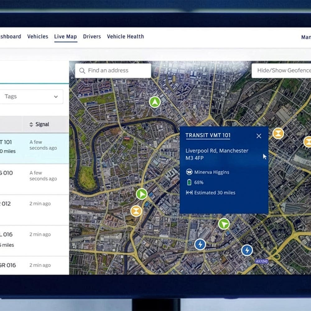 Ecran tactil care afișează software-ul Ford Pro Telematics, afișând o hartă cu locațiile vehiculelor.