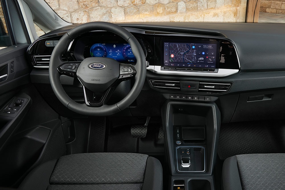 Interiorul unui Ford Transit Connect, care prezintă volanul și panoul de instrumente digital.