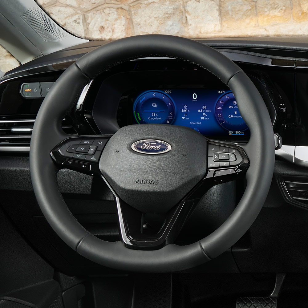 Interiorul unui Ford Transit Connect, care prezintă volanul și panoul de instrumente digital.