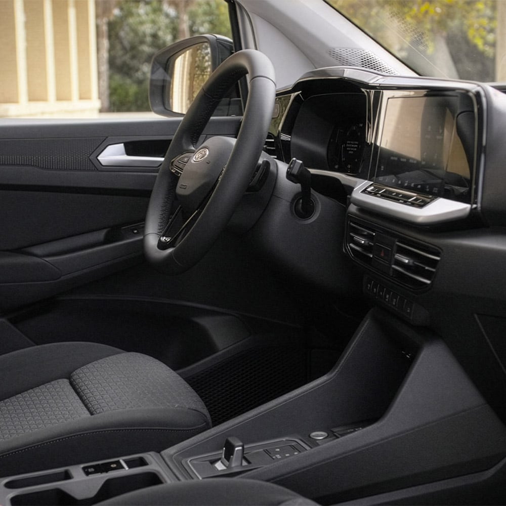 Interiorul unui Ford Transit Connect prezentând scaunul șoferului, volanul, tabloul de bord și ecranul tactil de 10 inch [25 cm].