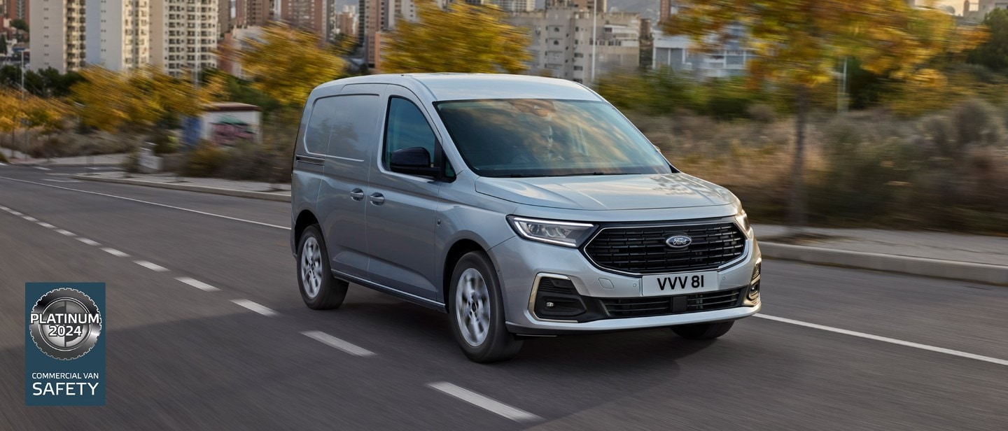Noul Ford Transit Connect în culoarea stardust silver se deplasează pe o șosea.
