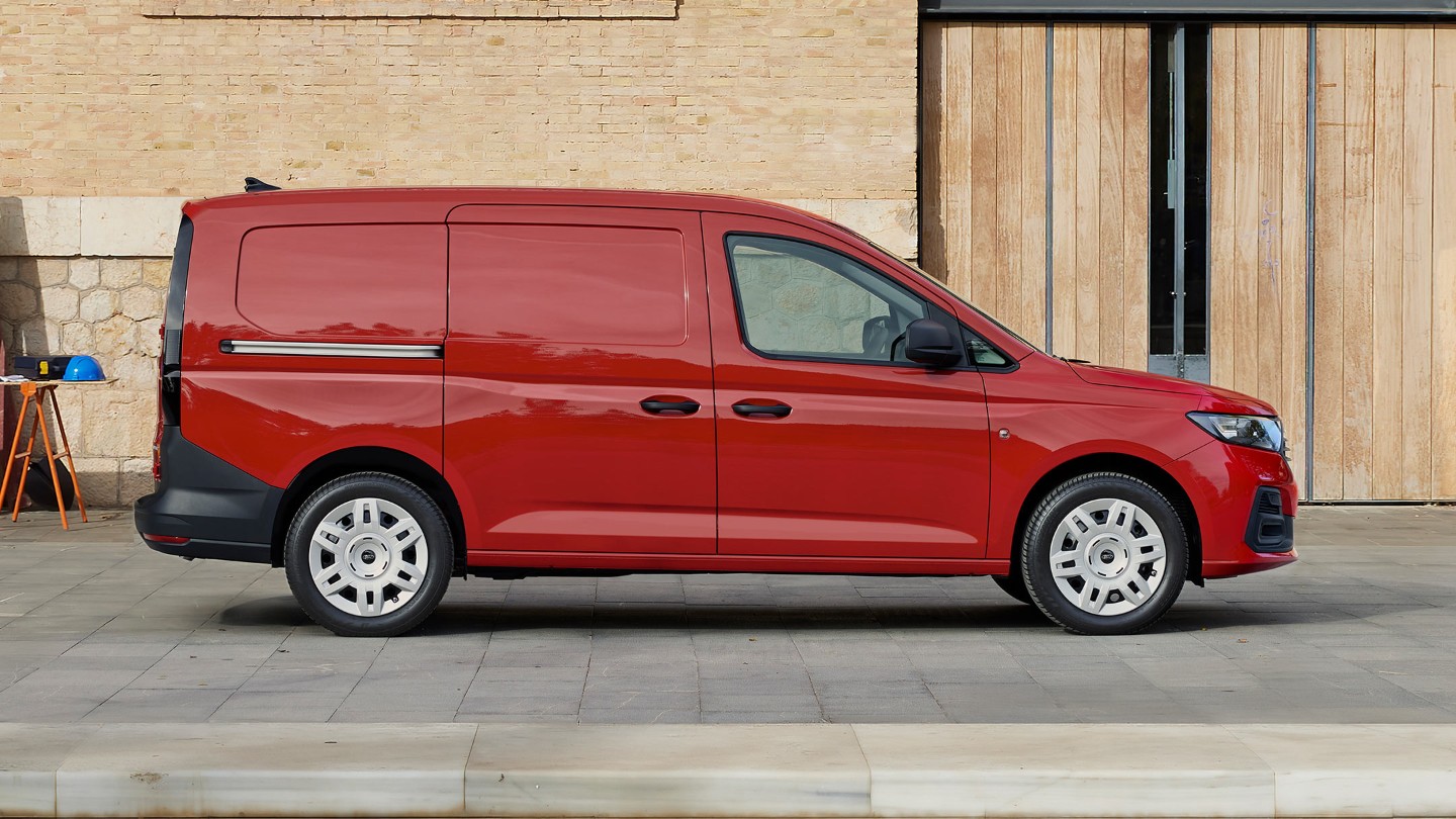 Noul Ford Transit Connect în culoarea Maple Red prezentând ușa laterală de încărcare.
