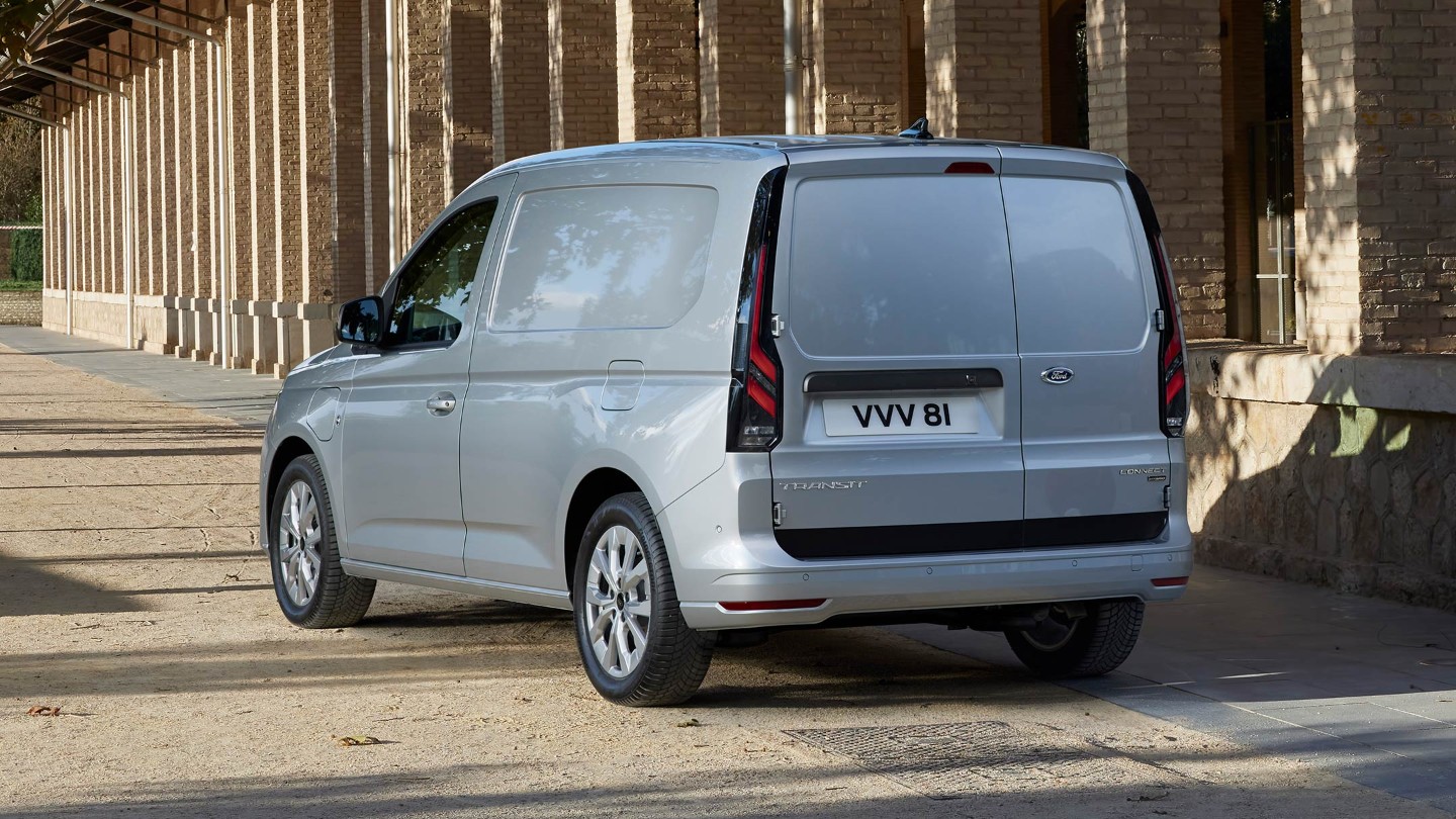 Imagine din spate cu noul Ford Transit Connect în culoarea stardust silver.